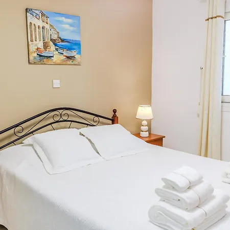 Beautiful Regina Gardens Apartment *